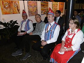 Foto zeigt von links nach rechts den Initiator Helmut Herkle von den Waldstetter Wäschgölten, Kunstpädagoge Uwe Feuersänger, Wäschgölten-Präsident Martin Ehmann und Oberwäschweib Elke Kamitz. Dahinter einige Exponate. Vernissage 2017
